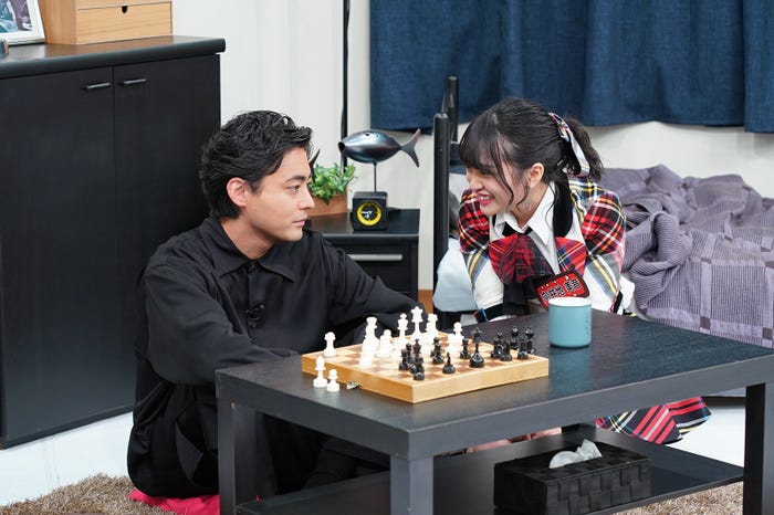 山田孝之、向井地美音 (C)日本テレビ