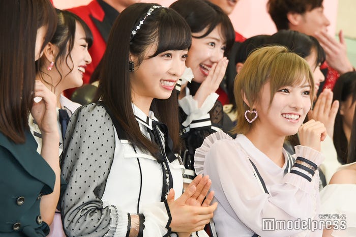 純烈・小田井涼平のジョークに笑う小栗有以、岡田奈々 (C)モデルプレス