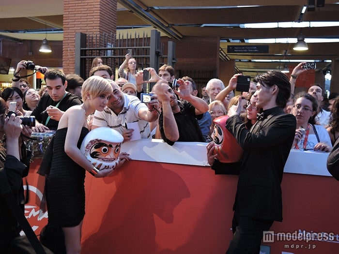 現地ファンのサインや写真に快く応じる