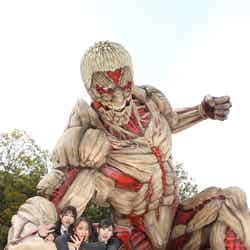 (写真左から)鶴嶋乃愛、岡田結実、日達舞/(C諫山創・講談社/「進撃の巨人」製作委員会/画像提供:ユニバーサル・スタジオ・ジャパン