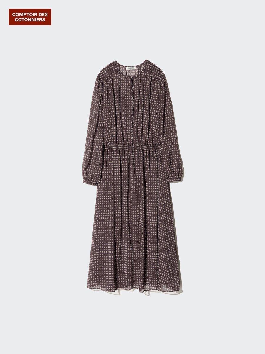 茶色の小花柄シフォンワンピース。ウエストギャザーとシアー素材で華やかな印象。
