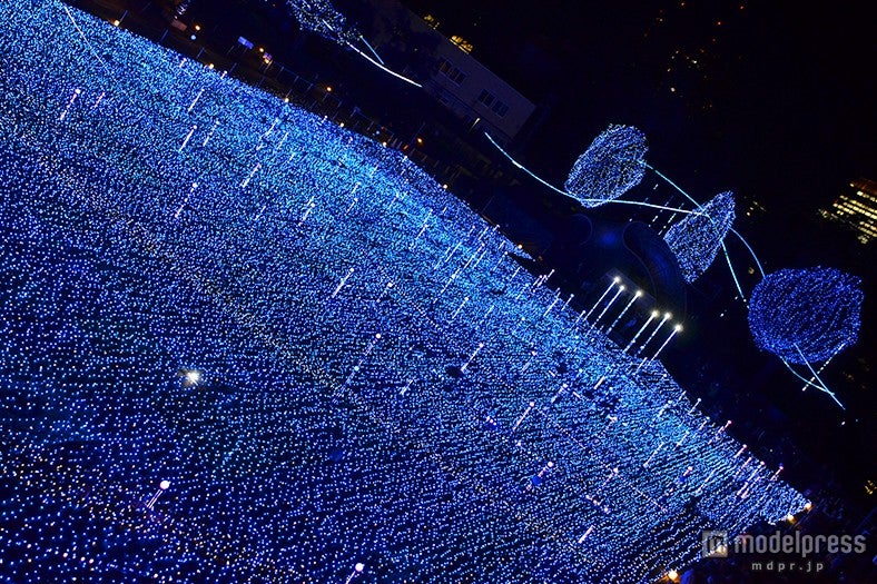 「スティックイルミネーション」が生み出す不思議な無重力空間