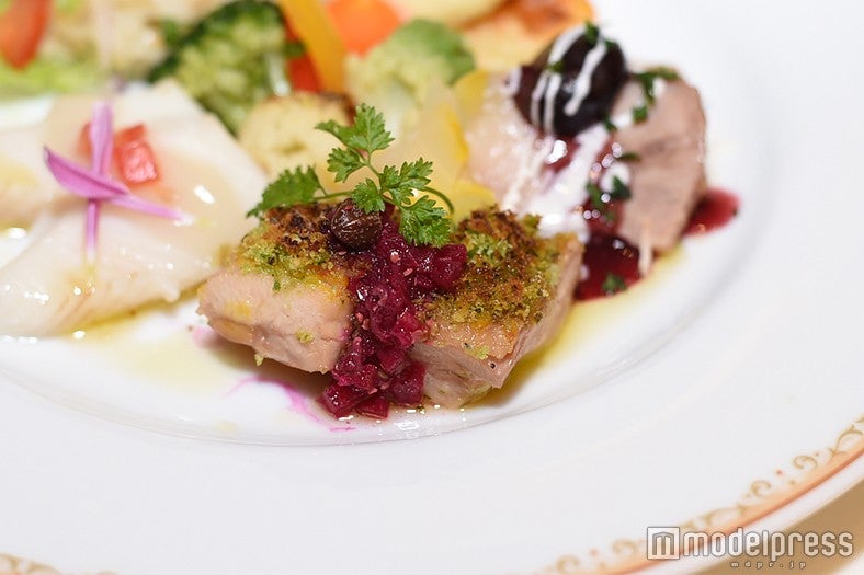 チキンのハーブパン粉焼き ビーツサルサ（C）モデルプレス