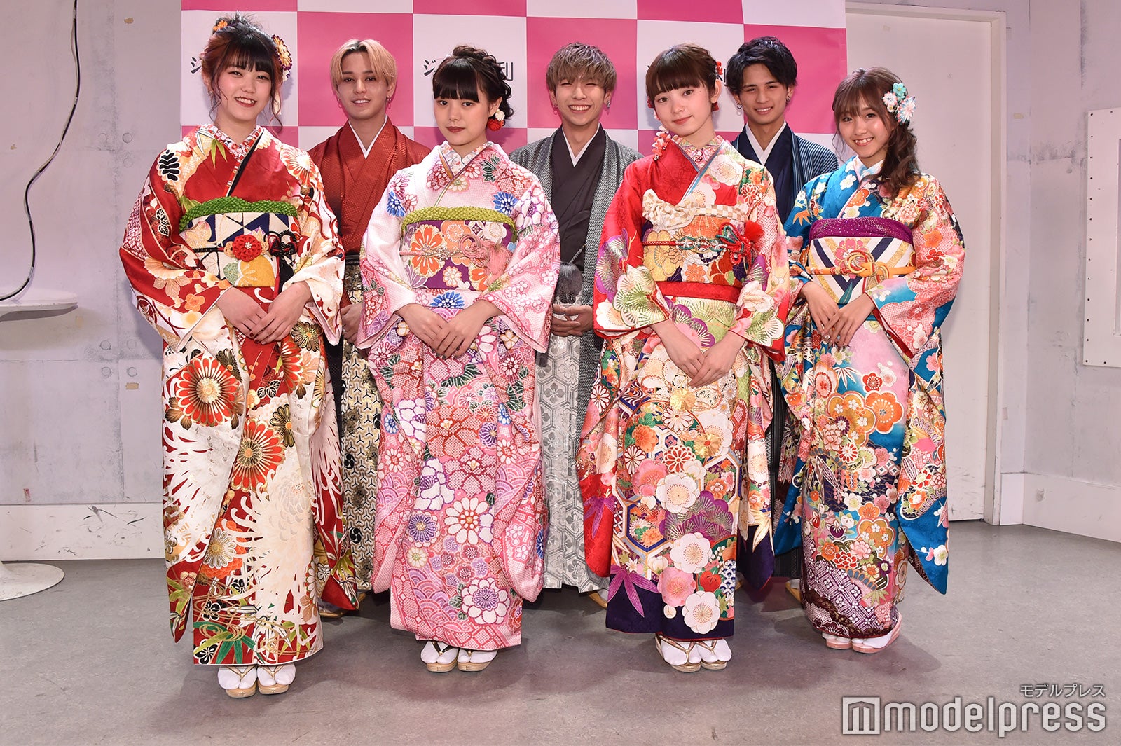 ＜前列左より＞よしかわなみ、木村なつみ、橋下美好、れいたぴ＜後列左より＞バトシン、羽鳥駿太、北出大治郎 （C）モデルプレス