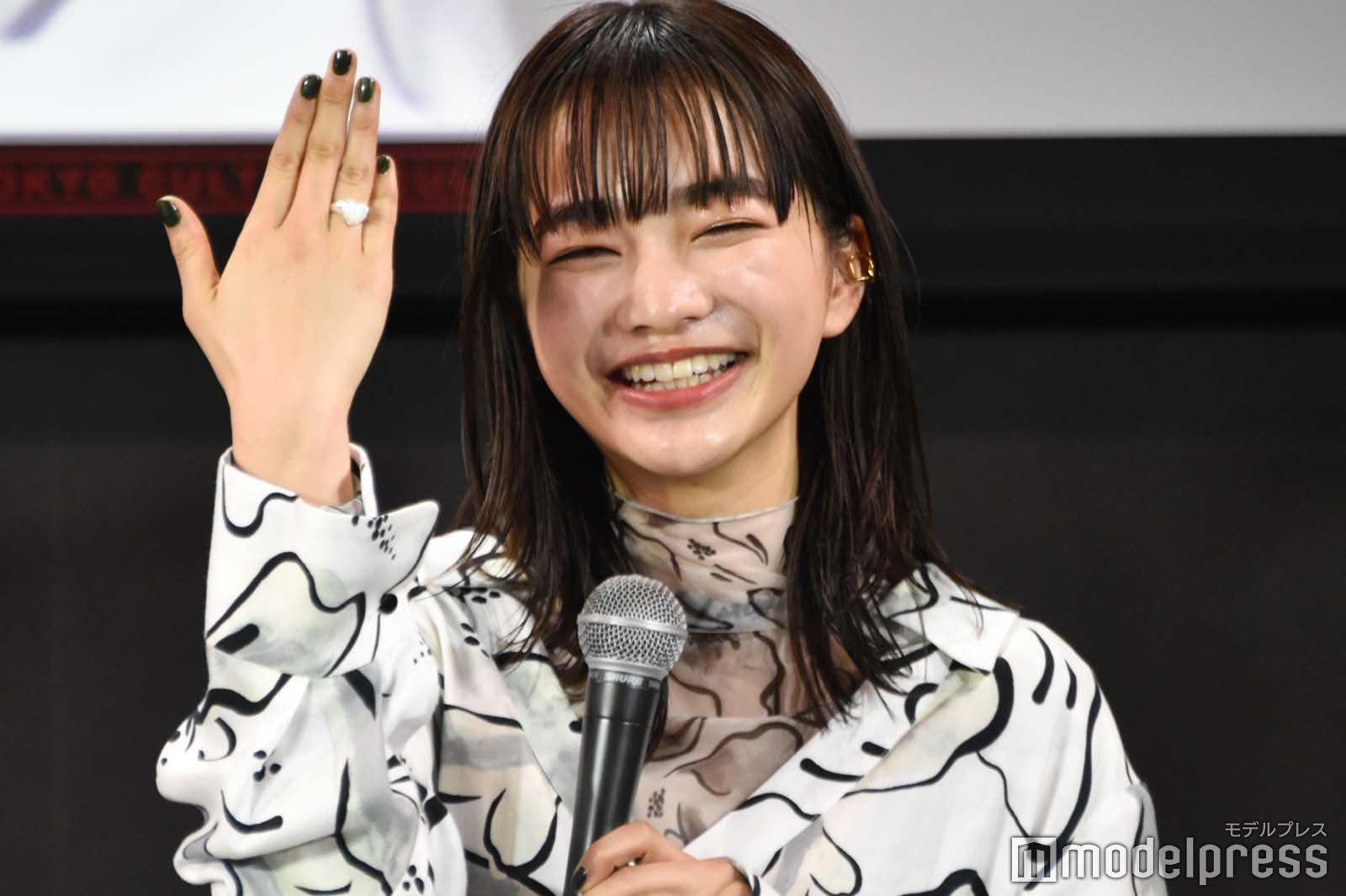 バレンタインコーデのポイント、ハートの指輪をアピールする見上愛（C）モデルプレス