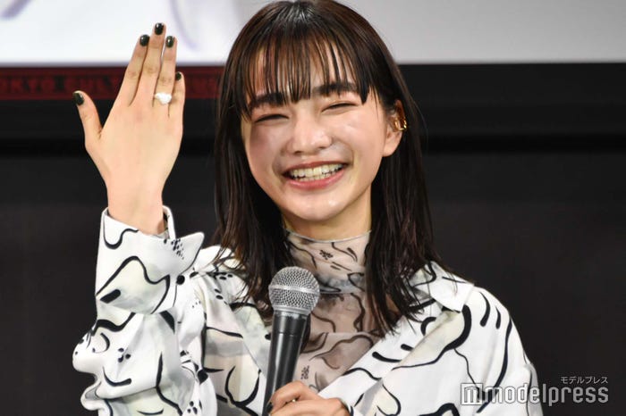 バレンタインコーデのポイント、ハートの指輪をアピールする見上愛(C)モデルプレス