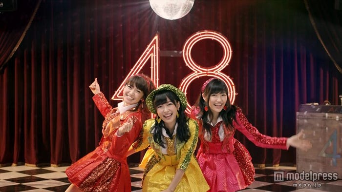 左から:大島優子、指原莉乃、渡辺麻友/AKB48・32ndシングル「恋するフォーチュンクッキー」(8月21日発売)MVより