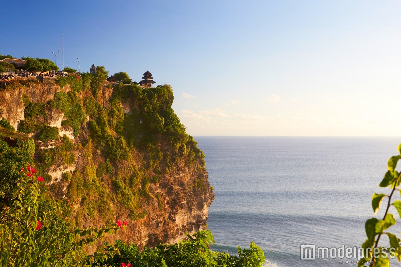 崖の上にぽつんと佇むバリ島の6大寺院の1つ、ウルワツ寺院