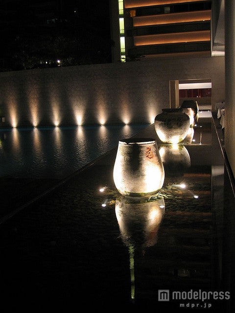 夜のプールサイド／photo by Jason Cartwright