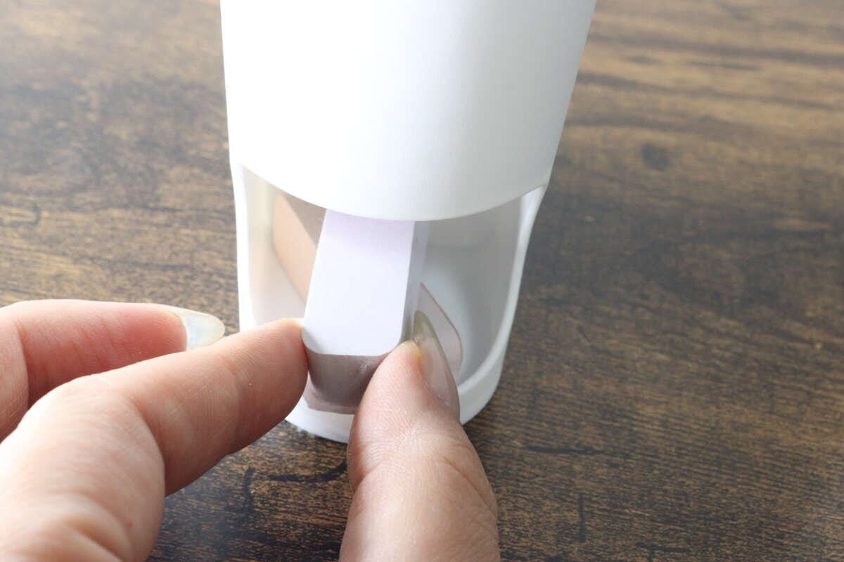 下部の取り出し口から付箋をスムーズに取り出す様子 下部の取り出し口から付箋をスムーズに取り出す様子