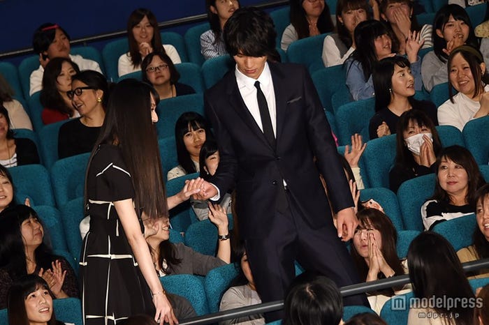 福士蒼汰にサポートされる栗山千明