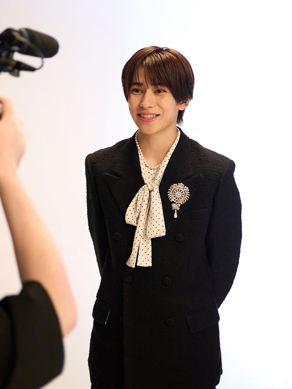 メイキングカメラを向けられ笑顔の本島純政／モデルプレス独占カット（提供写真）