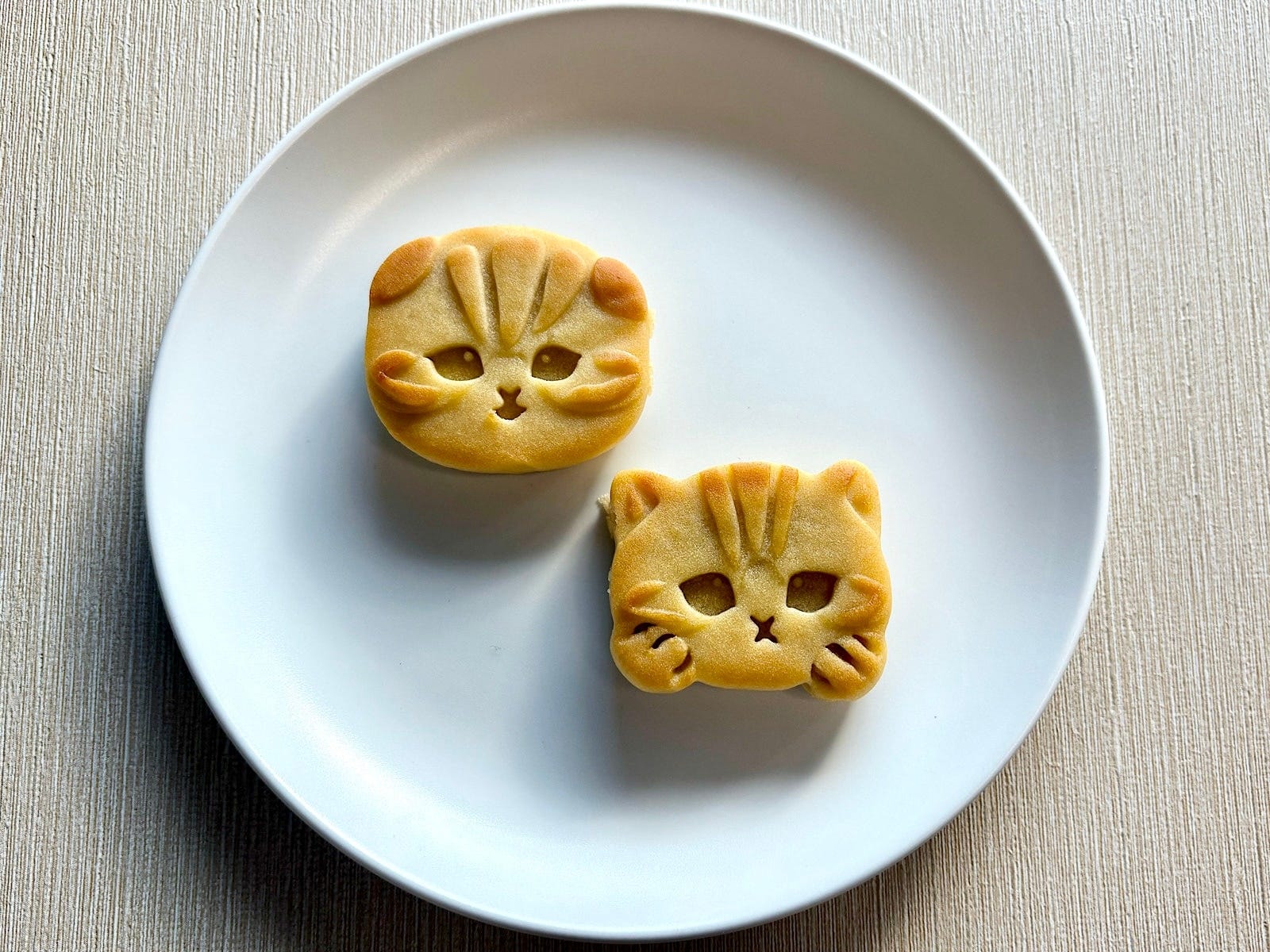 【ファミリーマート】「ふたごのねこまんじゅう きゃにゃめるあん（2個入）」195円（税込）