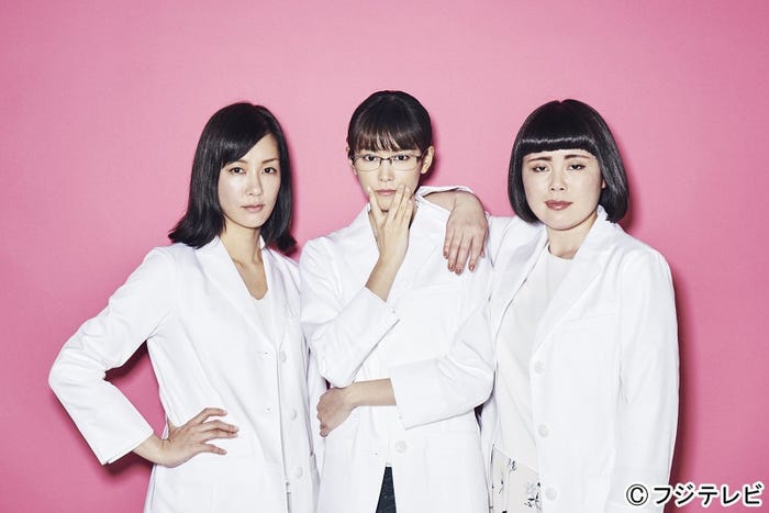 ブルゾンちえみ(右)が桐谷美玲(中央)主演連ドラで女優デビュー(C)フジテレビ