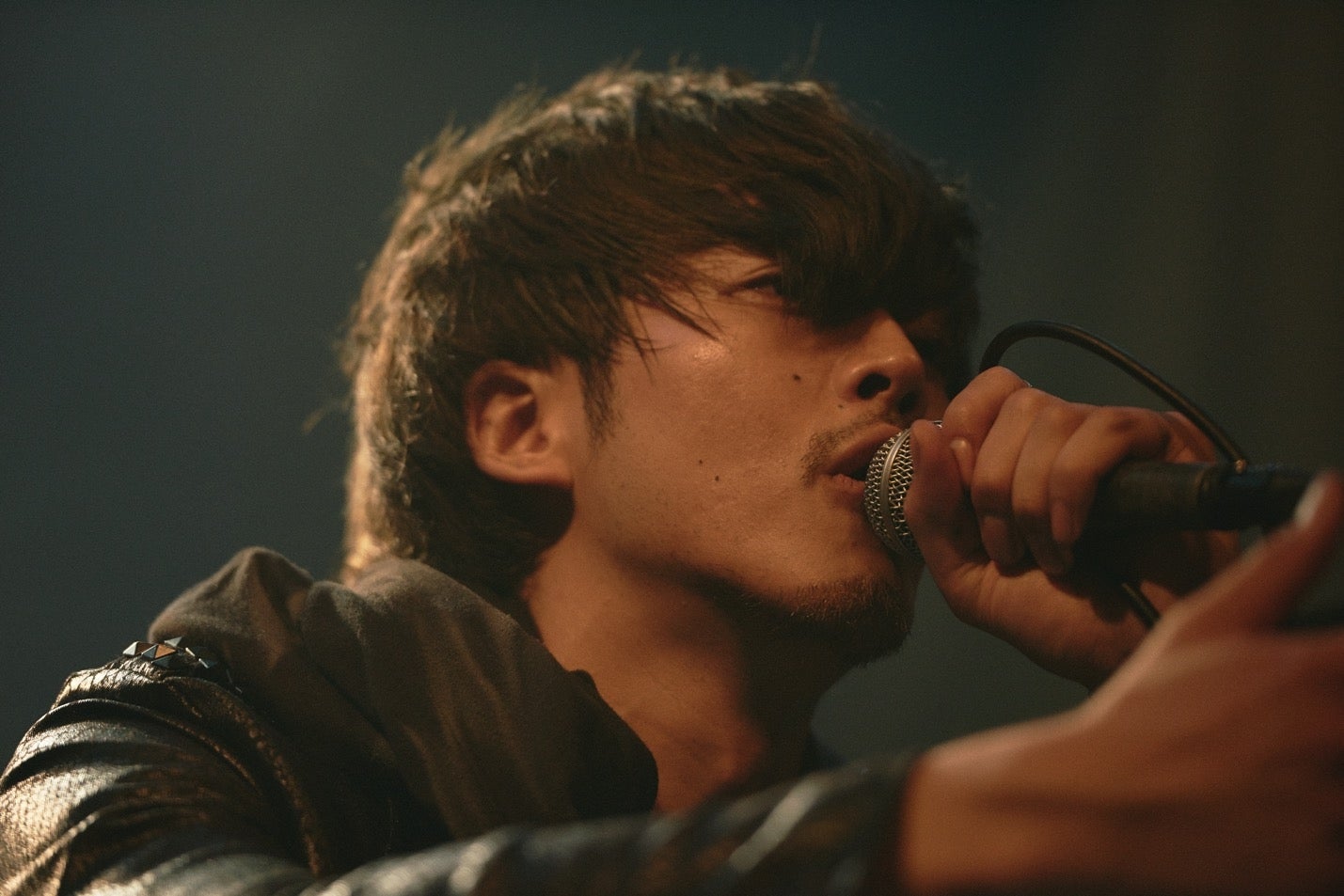 松坂桃李、苦手意識があった歌唱シーン公開　菅田将暉は「マイクを持つ手がエロい！」と絶賛