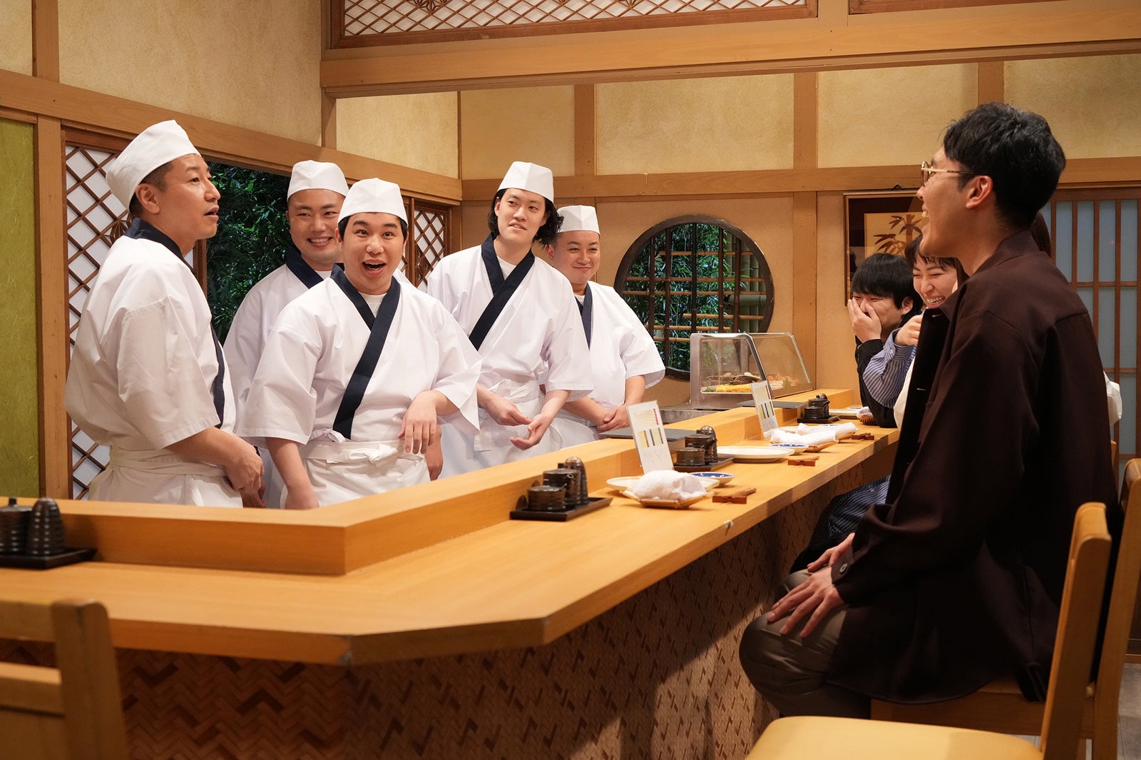 「粋な鮨屋」（左から）長田庄平、せいや、岡部大、粗品、松尾駿、秋山寛貴、丸山礼、菊田竜大（C）フジテレビ