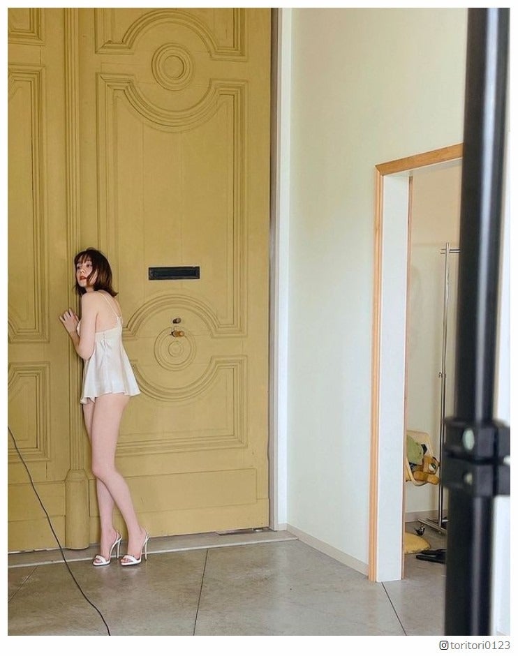 トリンドル玲奈、“超ミニキャミ姿”で美脚公開「脚長すぎ」「スタイル抜群」の声