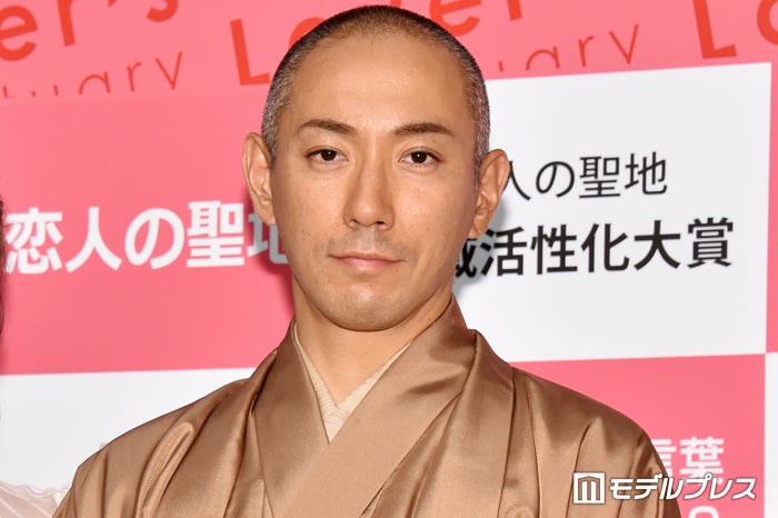 市川團十郎、制服姿の長女・堀越麗禾の自然体ショット公開「目元がお父さんそっくり」「素敵な女性になってる」の声