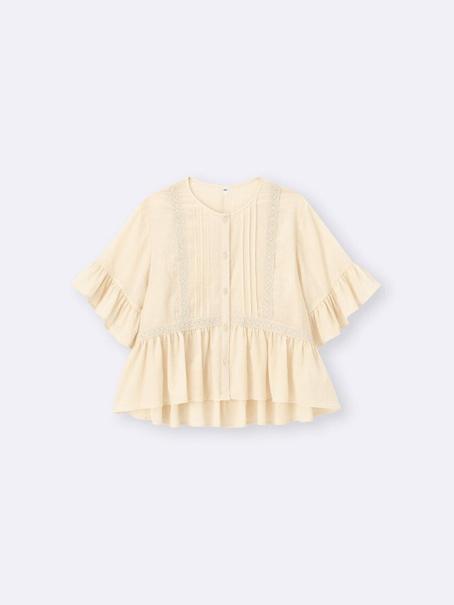 クリーム色のレースとフリルがあしらわれた半袖ブラウス