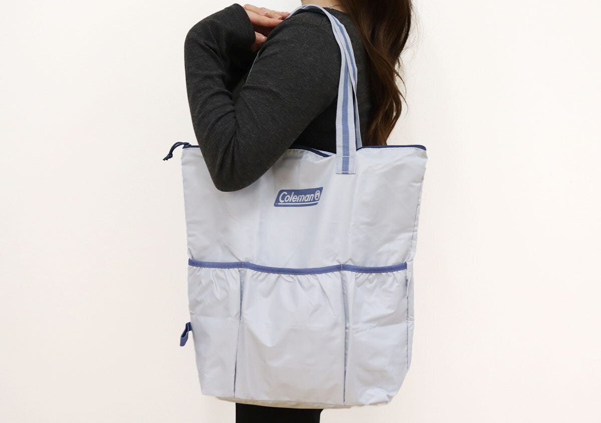 宝島社雑誌付録のInRed5月号増刊のコールマンの3つの外ポケットが便利！内側シルバーの撥水加工バッグ2