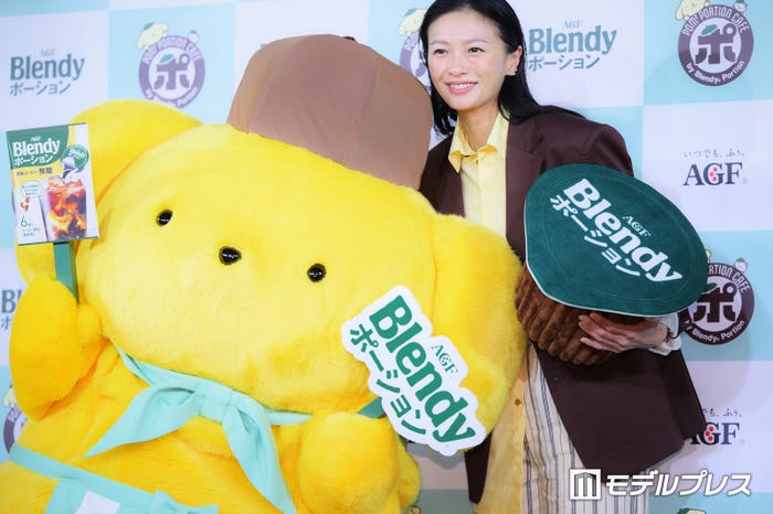 幼少期から“大好き”なポムポムプリンと並び喜ぶ榮倉奈々(C)モデルプレス