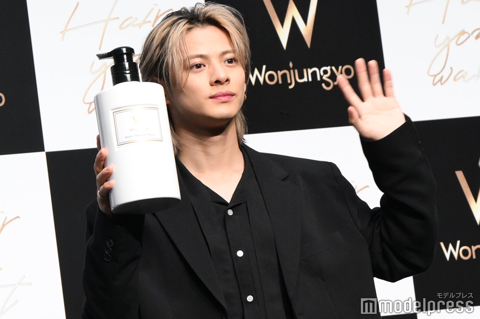 カメラに手を振る平野紫耀（C）モデルプレス