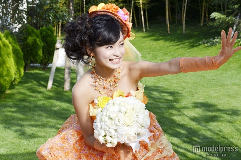 白いブーケを手に大きな笑顔を見せる小島瑠璃子／「Aya na ture」新CM「彼目線」篇メイキングより