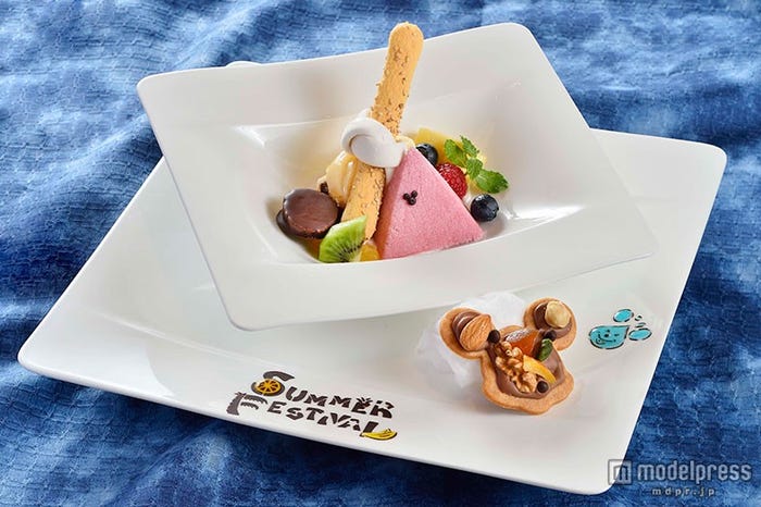 「ベッラヴィスタ・ラウンジ」“ディズニー・サマーフェスティバル”デザートセット コレクタブルグラス付き¥3400(C)Disney