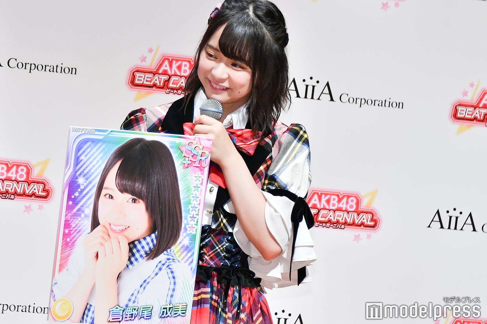 倉野尾成美と特大パネル （C）モデルプレス