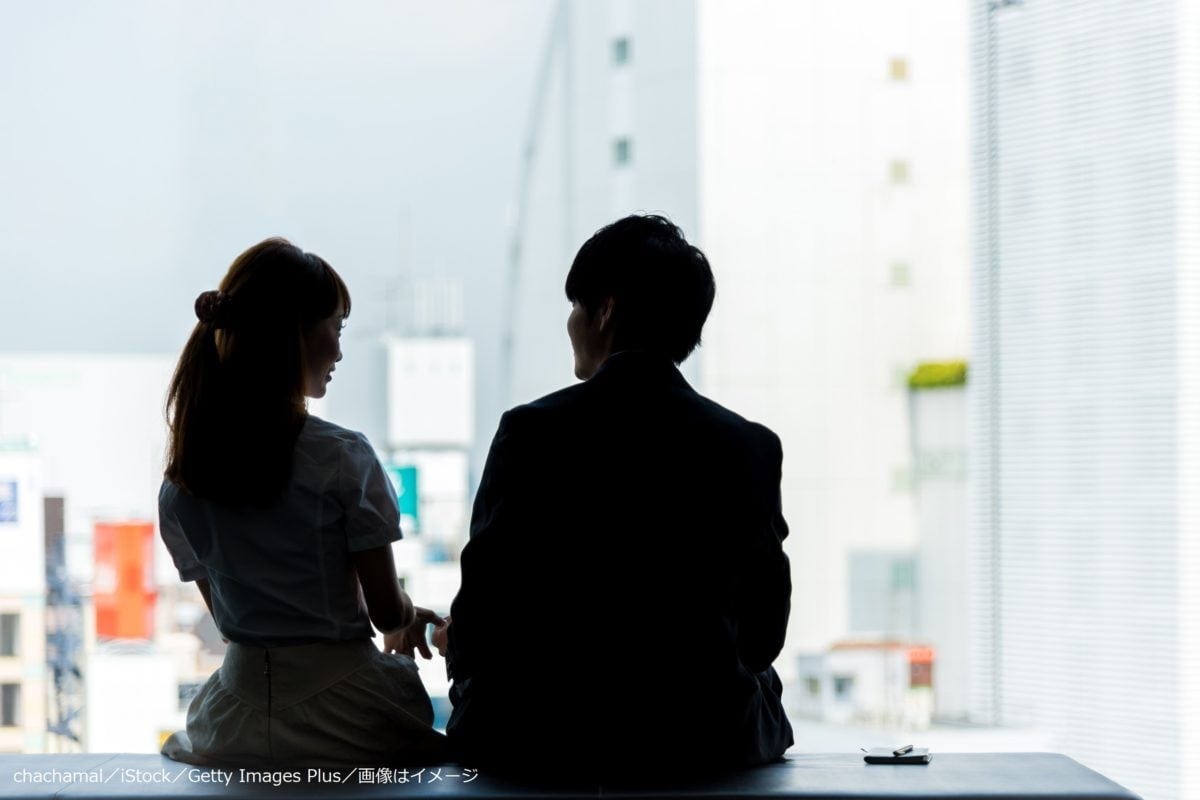 談笑する男女