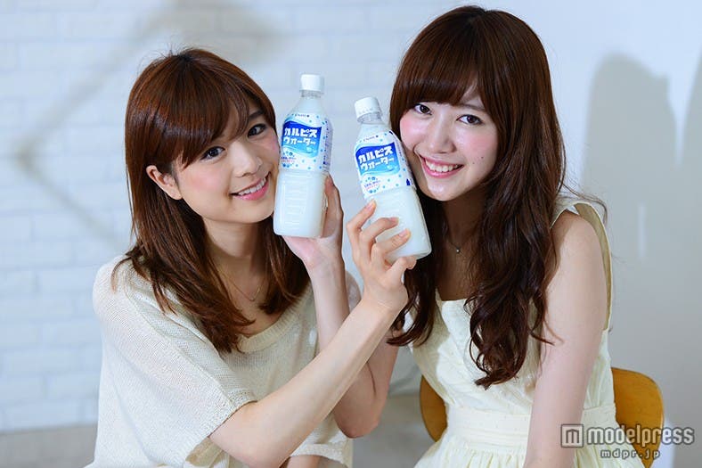 仲良しの友達と「顔ピタポーズ」を2人で/2014ミス立教大学・長瀬さん、準ミス澤田さん