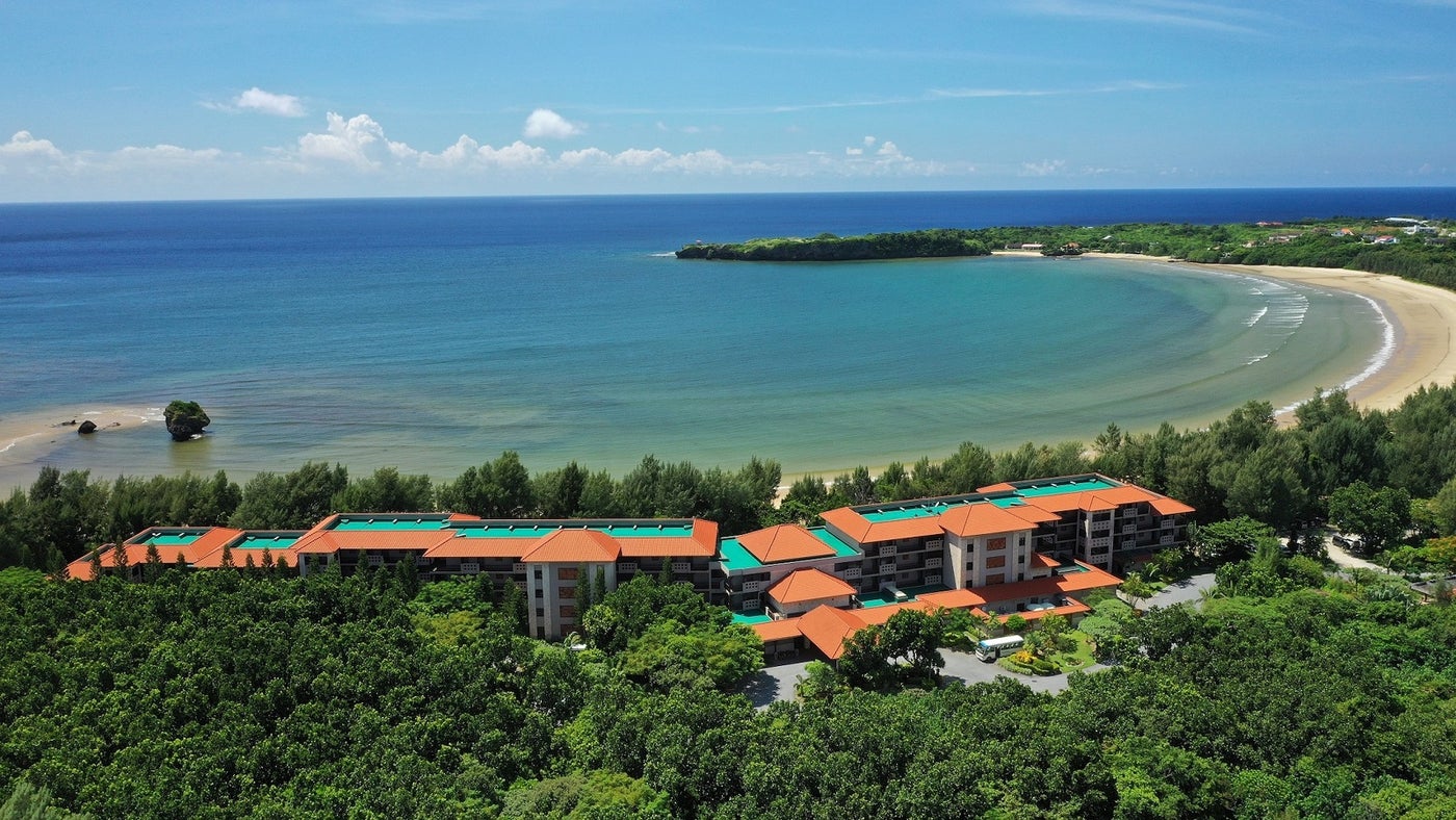 浜辺に隣接した西表島ホテル概観／画像提供：星野リゾート