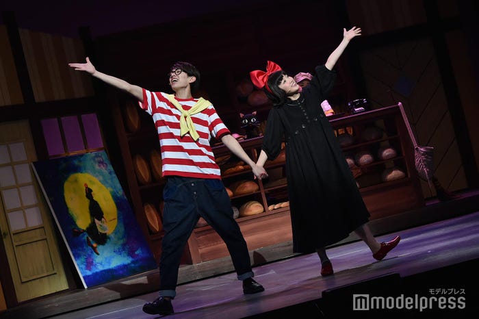 手を取り合い歌声響かす深田竜生、山戸穂乃葉/ミュージカル「魔女の宅急便」公開ゲネプロより(C)モデルプレス