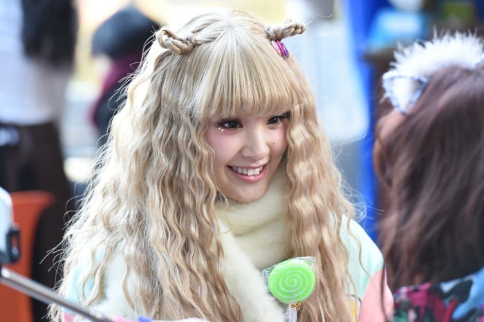 原宿系ファッションの剛力彩芽(C)TBS