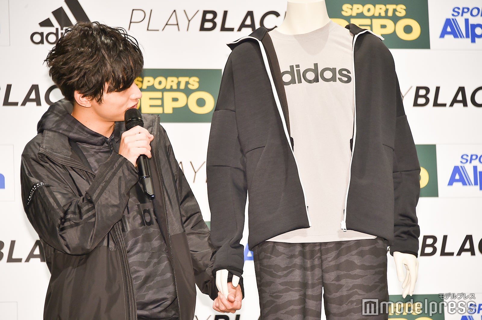 トルソーと手をつなぐSKY-HI （C）モデルプレス