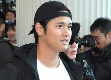 ドジャース 大谷翔平＆山本由伸が並んで球場入り 山本はオシャレなメガネスタイル WS連覇の地に帰還 球団が公開