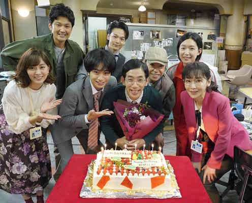 Sexy Zone中島健人、主演ドラマ現場でサプライズ演出 野間口徹の誕生日を祝福<ドロ刑-警視庁捜査三課->