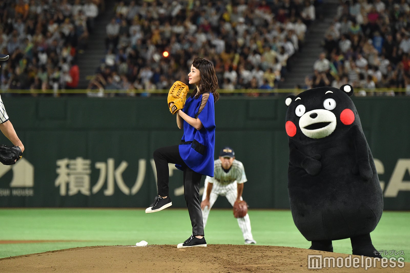 石原さとみ 三浦大輔氏直伝の2段モーション披露 5年連続始球式に登場 モデルプレス 石原さとみ 三浦大輔氏直伝の2段モーション披露 5年連続始球式に登場 モデルプレス
