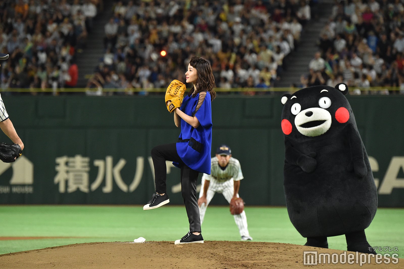 石原さとみ 三浦大輔氏直伝の2段モーション披露 5年連続始球式に登場 モデルプレス