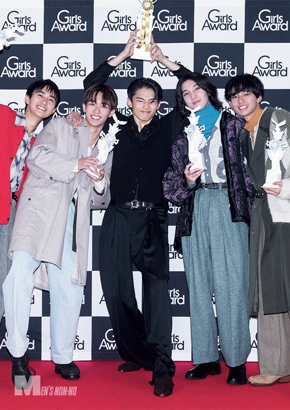 「メンズノンノ」2023年12⽉号掲載写真(右から松井大奈、四坂亮翔、冨永章胤、野村康太、高橋大翔)(C)MENʼS NON-NO 12⽉号/集英社 撮影/柳香穂