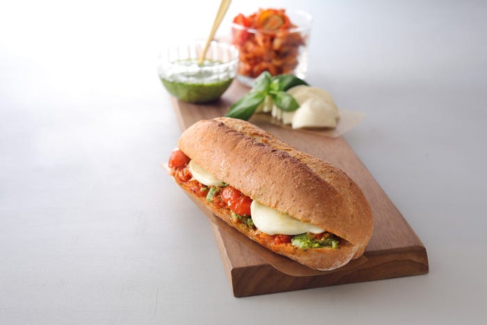 バジルチキン&トマトモッツァレラ 石窯フィローネ528円/画像提供:スターバックス コーヒー ジャパン