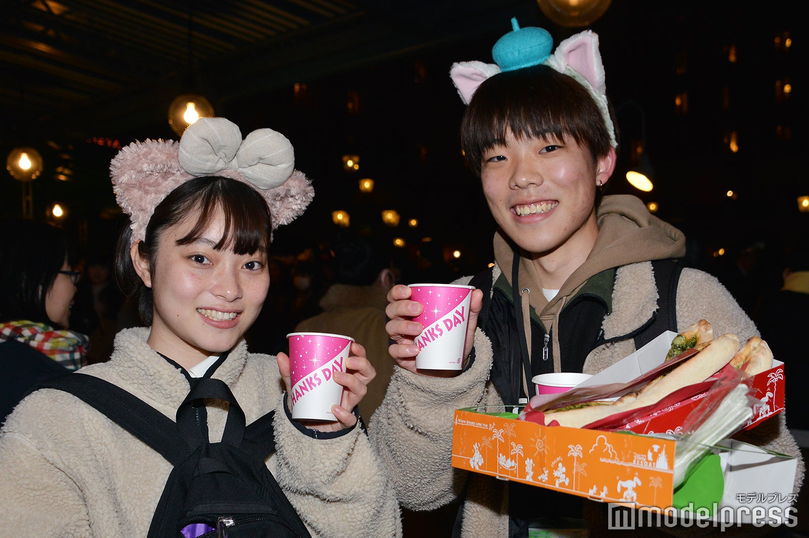 特別セットのフードを持って写真撮影に応じてくれた参加者／「サンクスデー」より（C）モデルプレス（C）Disney