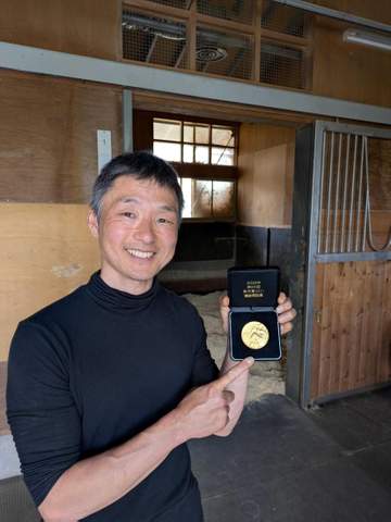 杉山晴厩舎の精鋭を理論と肉体で担う房野助手「馬とは“釣り合い”が大事」 日進月歩で向き合い人馬がともに成長続ける