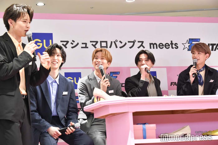 即興劇が即興ではなかったためメンバーから責められる佐藤大樹/(左から)佐藤大樹、堀夏喜、澤本夏輝、八木勇征、中島颯太 (C)モデルプレス