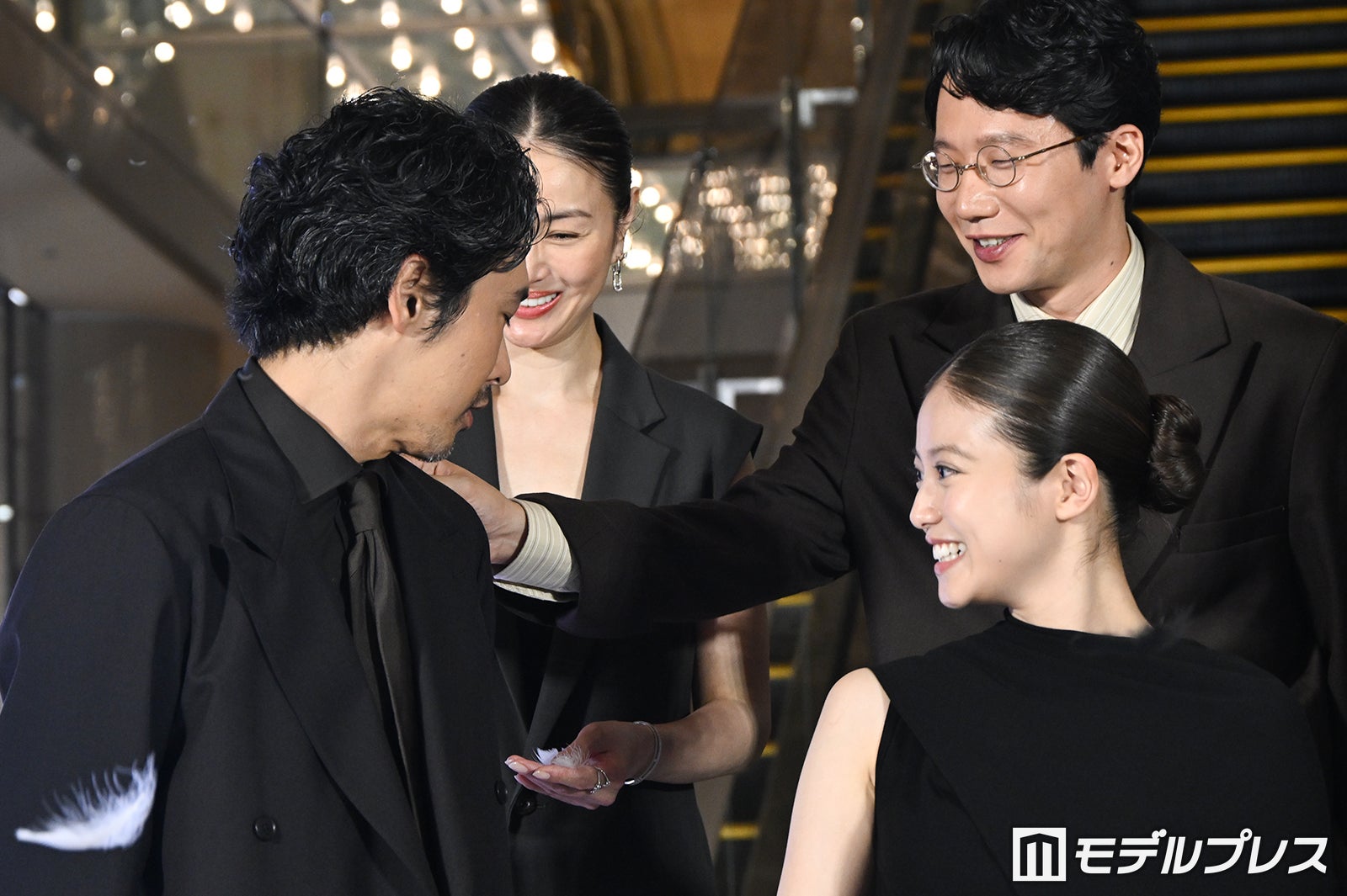 柄本佑の身体についていた羽を取る前原滉（C）モデルプレス