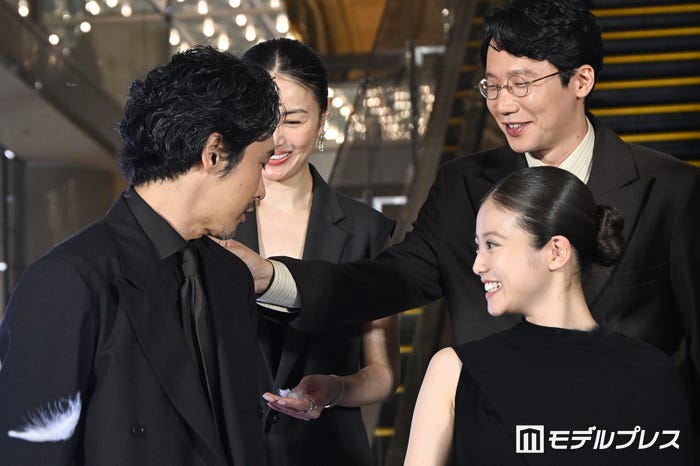 柄本佑の身体についていた羽を取る前原滉(C)モデルプレス