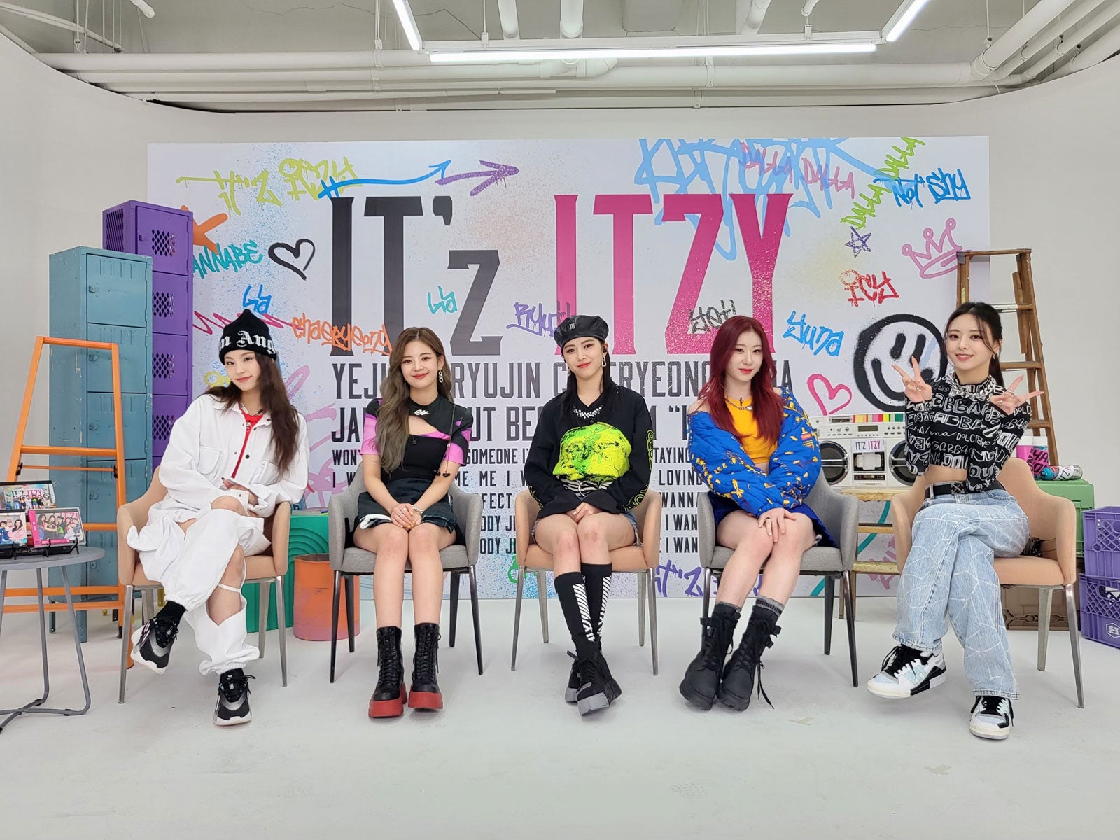 ITZY、日本デビュー記念生配信で仲睦まじい姿公開 ファンから祝福の声続々