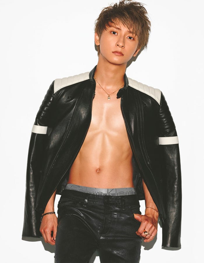 肉体美を披露した與真司郎/「GLITTER」10月号より(画像提供:トランスメディア)