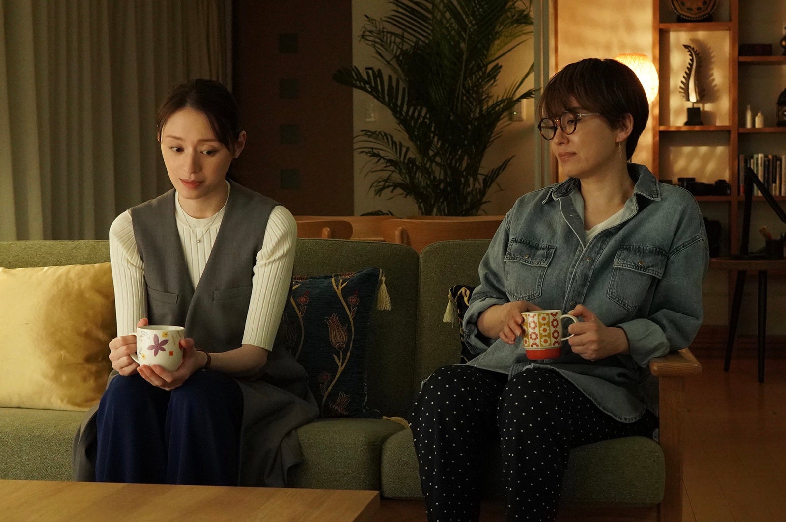 栗山千明、鈴木砂羽「相棒season22」第1話より（C）テレビ朝日