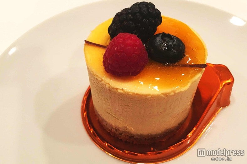 パッションフルーツの酸味と濃厚なチーズの味わいが絶妙な「リリコイチーズケーキ」